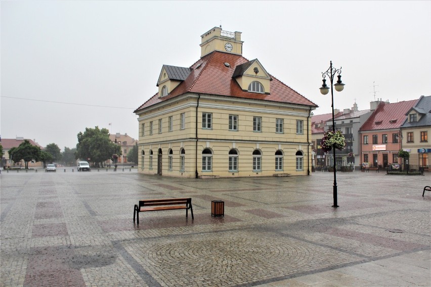Tak w czasie burzy wyglądał plac Tadeusza Kościuszki w Łęczycy