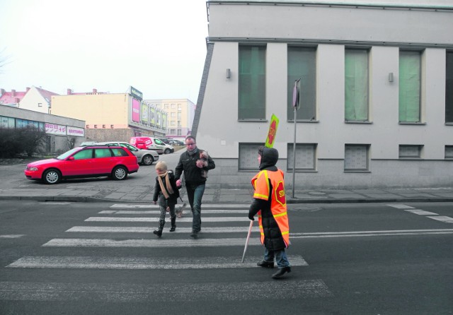 Rodzice uczniów Szkoły Podstawowej nr 5 są bardzo zadowoleni z pracy "stopki" przy Galerii Handlowej Starówka. - Tam ulica jest bardzo ruchliwa, samemu ciężko przejść - przyznają uczniowie.