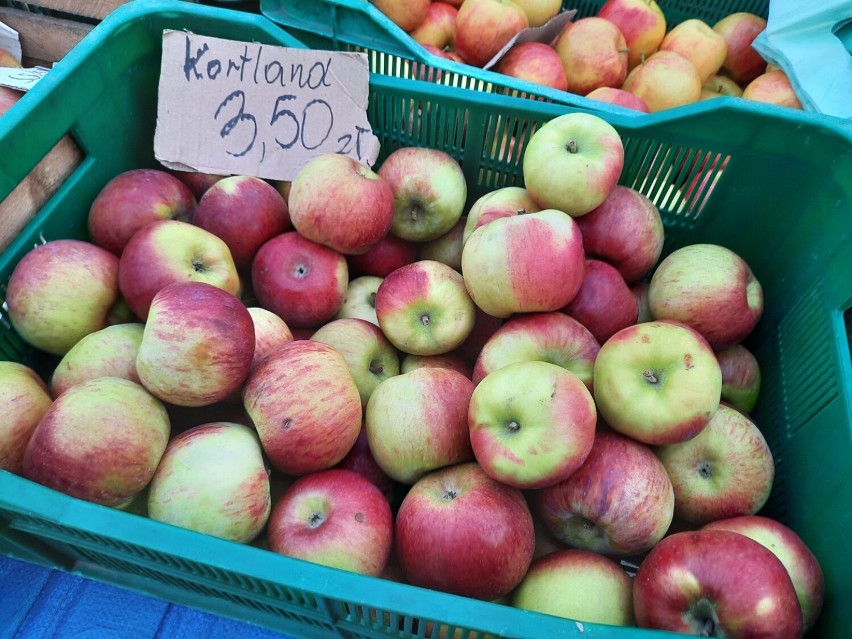 Niedziela na miejskim targowisku w Radomsku. Sprawdź ceny owoców i warzyw