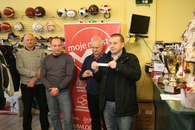 od lewej: Grzegorz Tomasik (sklep ANIA), Artur Kochal (Włocłavia), Jan Sieraczkiewicz, dyrektor OSiR, Radosław Rogiewicz (Extra Punkt)