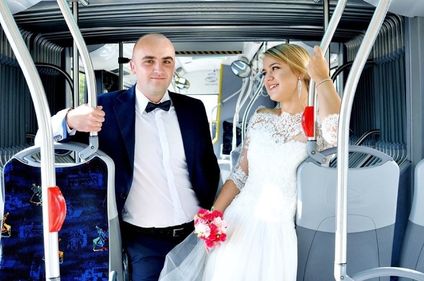Sesja ślubna w autobusie