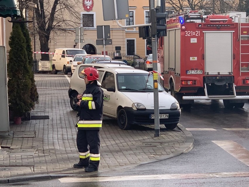 Niebezpieczeństwo w Rzeszowie. Wichura uszkodziła dach kamienicy przy ulicy Lisa-Kuli. Fragmenty poszycia mogły spaść na przechodniów [FOTO]