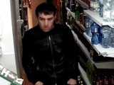 Policja opublikowała zdjęcia mężczyzn, którzy ukradli pieniądze ze sklepu w centrum Poznania [ZDJĘCIA]