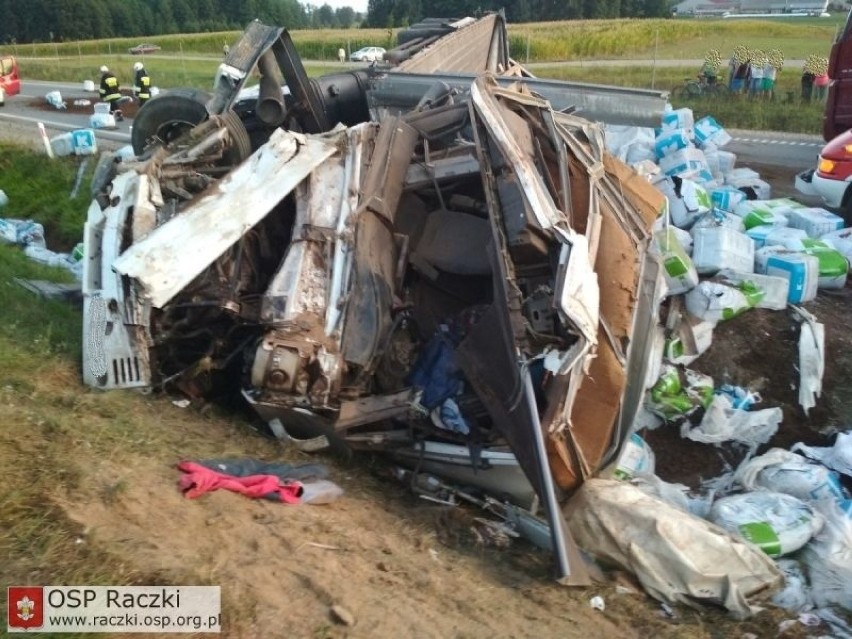 Wypadek na obwodnicy Augustowa. Tir uderzył w skarpę w okolicy miejscowości Wronowo. Kierowcy utrudniali strażakom dojazd do wypadku (FOTO)