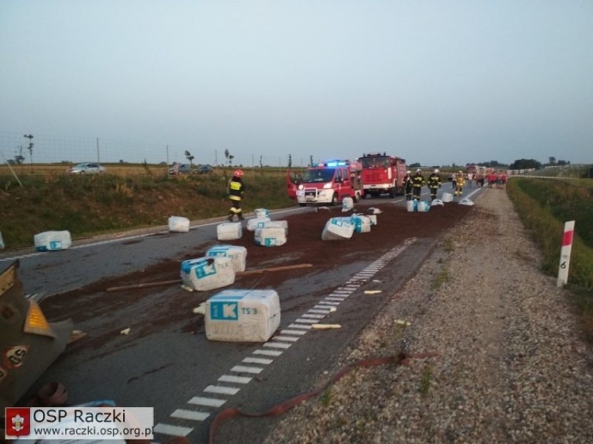 Wypadek na obwodnicy Augustowa. Tir uderzył w skarpę w okolicy miejscowości Wronowo. Kierowcy utrudniali strażakom dojazd do wypadku (FOTO)