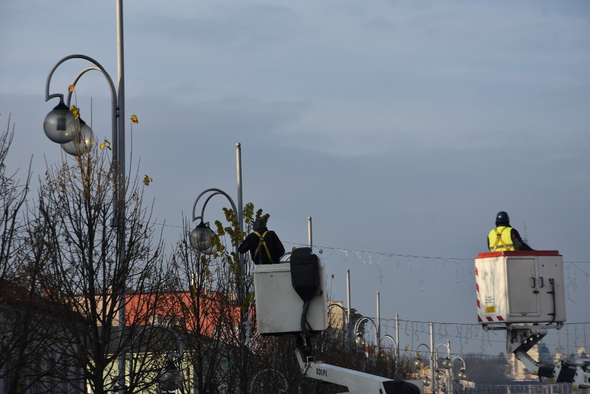 Montują dekoracje świąteczne w Alei Najświętszej Maryi Panny ZDJĘCIA