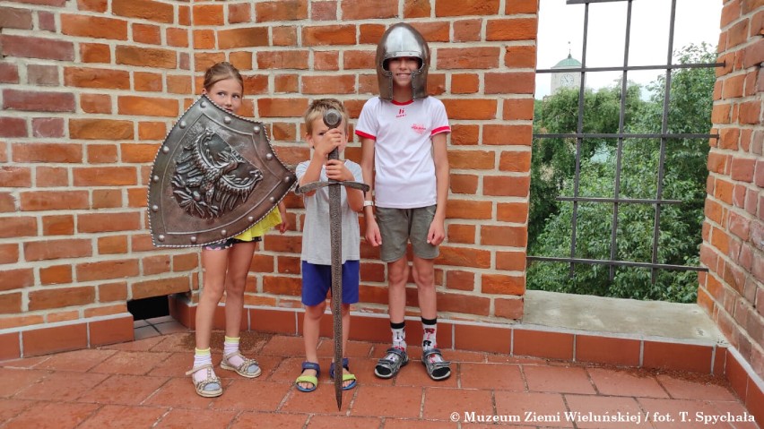 Wakacje z Muzeum Ziemi Wieluńskiej. Wizyta w baszcie Męczarni FOTO