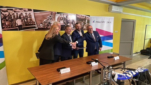 W siedzibie ŻSSA Unia Tarnów podpisano umowę pomiędzy Województwem Małopolskim, a klubem na zakup usług promocyjnych w sezonie żużlowym 2024