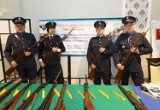 Broń i karabiny na wielkiej wystawie w Centrum Handlowym Przy Struga. Wśród nich były legendarne VIS-y