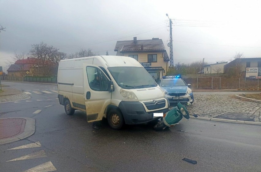 Wypadek na rondzie w Siemkowicach. Motorowerzysta w szpitalu 