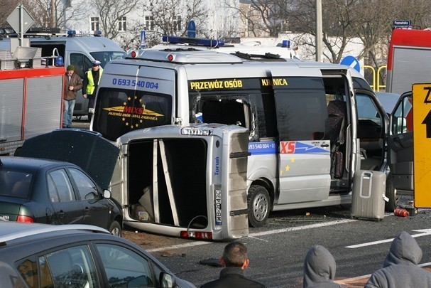 Wypadek na Poznańskiej w Toruniu. Ciężarówka uderzyła w busa. 8 osób rannych [ZDJĘCIA]