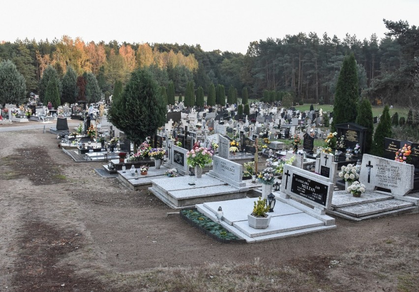 Cmentarz parafialny w Ostrorogu szeptem opowiada historie. Spoczywa tu wielu Powstańców Wielkopolskich