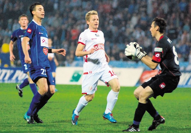 W wygranym 2:0 meczu z Cracovią w Łodzi ostatniego gola zdobył Adrian Budka (w środku)