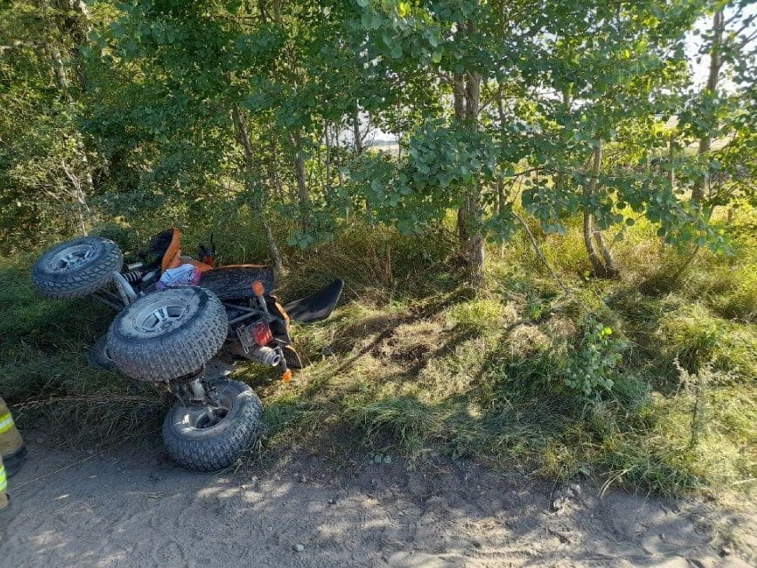 Grabowo Kościerskie. Wypadek na ul. Długiej (3.08.2022). Kierowca quada stracił panowanie nad pojazdem ZDJĘCIA