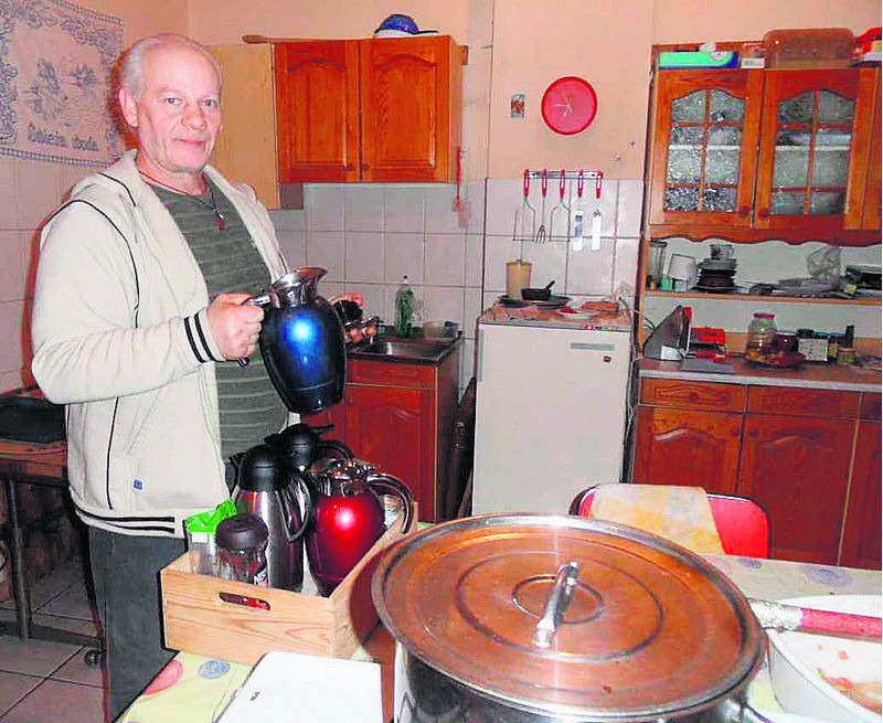 Kazimierz Majkowski zajmuje się przygotowywaniem posiłków