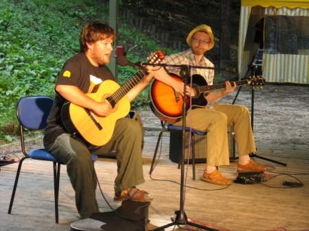 Marcin Skrzypczak (z lewej) jest m.in. laureatem V Festiwalu Łagodne Spotkania Muzyczne &quot;Muzyka i Środowisko&quot;.