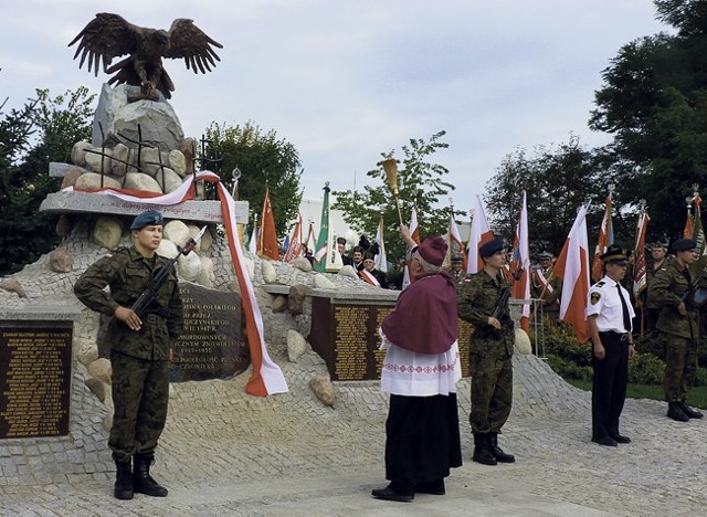 Pomnik poświęcił arcybiskup Stanisław Nowak