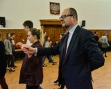 Prezydent Adamowicz uczy się poloneza. Próba przed studniówką w V LO w Gdańsku [FOTO,WIDEO]