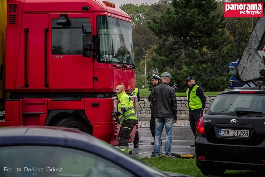 Do usunięcia z ronda ciężarówki, która uległa awarii,...