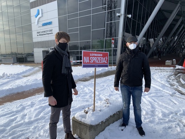 Wiceprezydent Adam Pustelnik i Robert Kolczyński, dyrektor departamentu strategii i rozwoju UMŁ podczas spektakularnej konferencji przed terminalem łódzkiego lotniska 15 lutego 2021 roku.