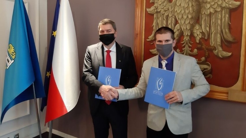 Prezydent Janusz Chwierut (z lewej) po podpisaniu z Pawłem...