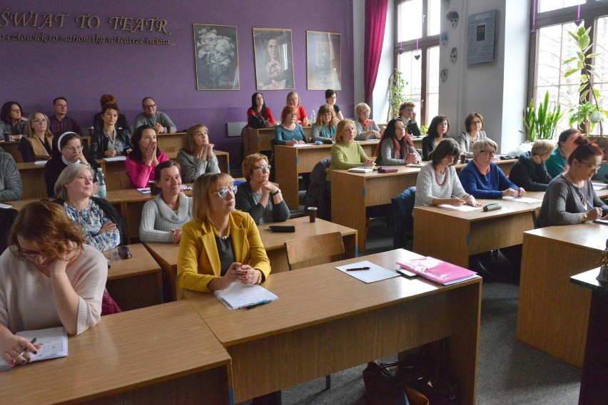 Pedagodzy znowu w… ławkach. Uczyli się w Kielcach, jak przygotowywać maturzystów  