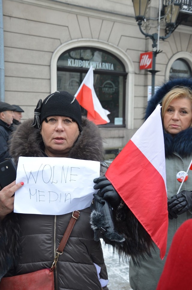 W niedzielę grupa piotrkowian protestowała w obronie m.in. wolnych mediów pod biutem PiS w Rynku Trybunalskim