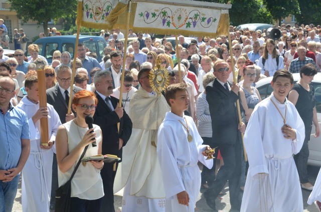 Tłumy mieszkańców na procjesji Bożego Ciała na osiedlu Tysiąclecia w Gnieźnie.