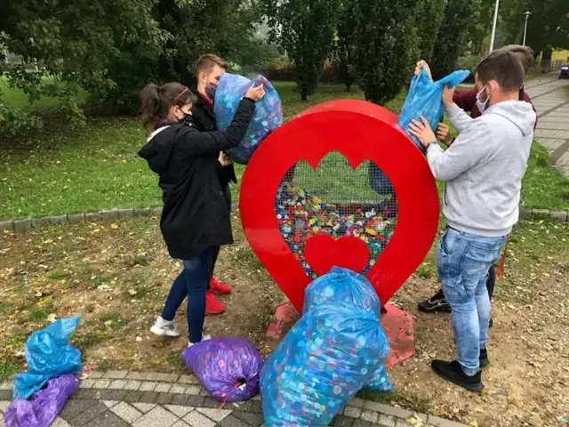 Młodzież ZSP nr 4 w Łowiczu napełniła nakrętkami serce na miejskich błoniach