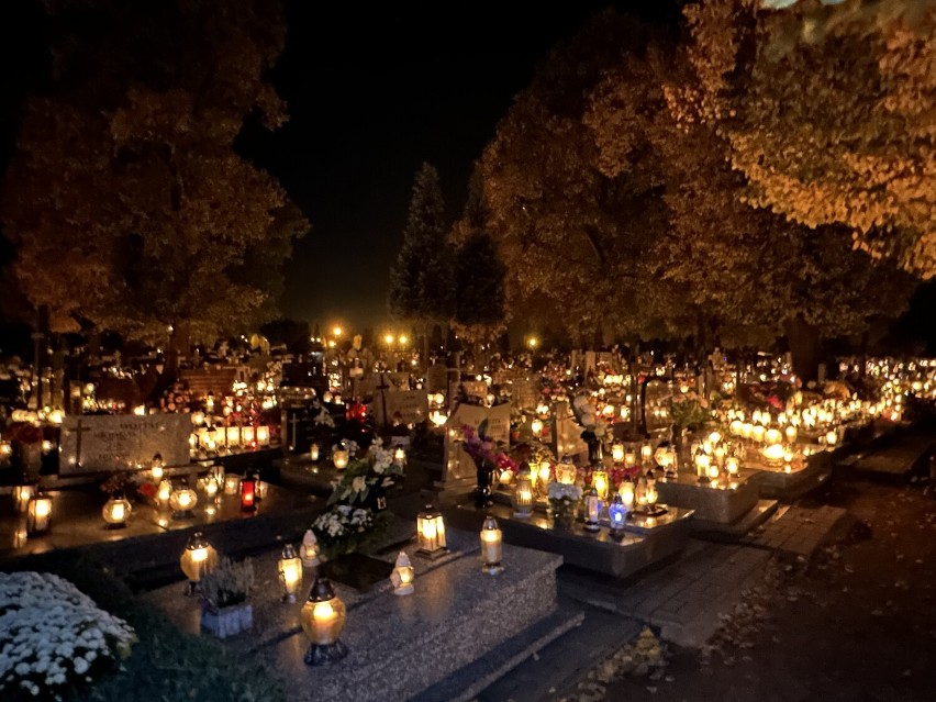 Wieluński cmentarz rozświetlony zniczami 1 listopada.  Zobacz nekropolię po zmroku w dniu Wszystkich Świętych