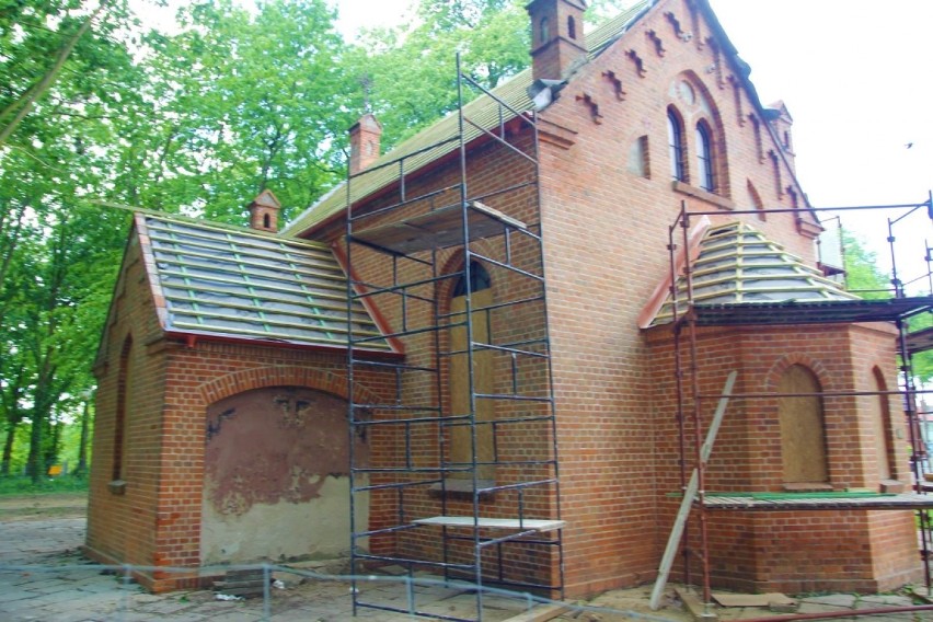 Złotów. Postępy prac przy remoncie kaplicy, nieopodal kościoła św. Rocha