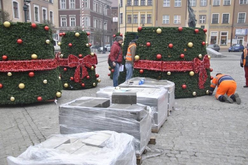  Pierwszy raz na grudziądzkim rynku stanęło sztuczne drzewko. Kosztowało ok. 60 tysięcy złotych