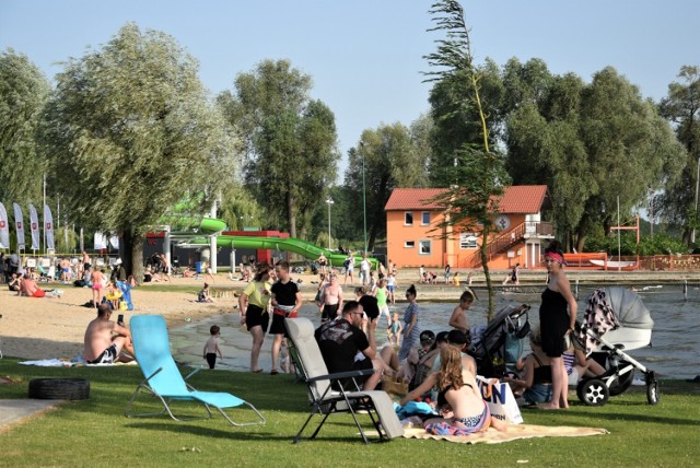 Zbąszyń miasto nad jeziorem. Blask słońca odbija się w falach jeziora. Niedziela w Łazienkach - 19.06.2022