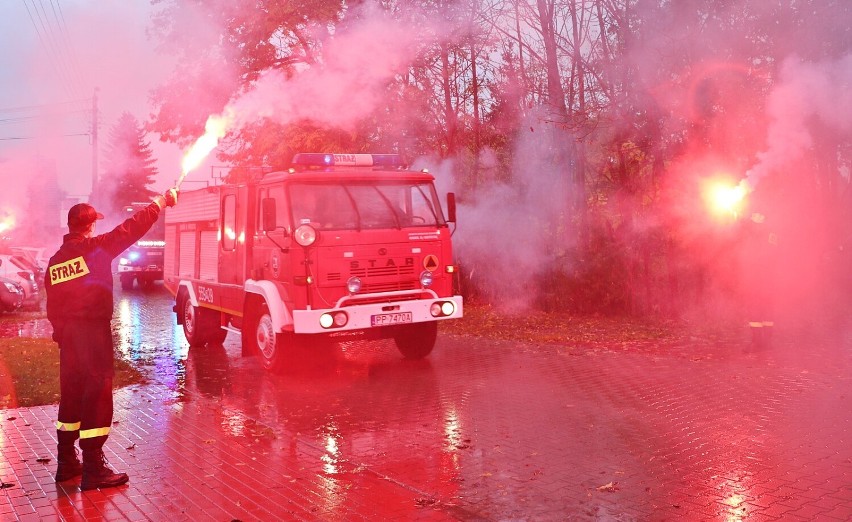Strażacy z Dębówka Nowego przywitali wóz, który podarowali im druhowie z OSP w Osieku nad Notecią