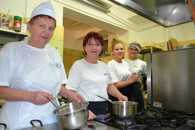 Na zdjęciu kucharki Ewa Głowa, Danuta Fojut z restauracji "Nad Jeziorem" oraz uczennice: Ania Wąs i Monika Ziętara