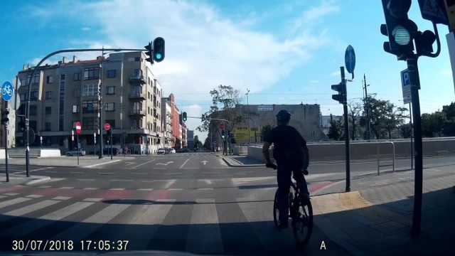 Wypadek na Mickiewicza w Łodzi. Rowerzysta wjeżdża w tramwaj MPK Łódź. Motorniczy jechał na czerwonym świetle