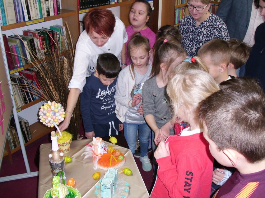 Mieszkańcy Dobrzycy mogli podziwiać prace Marleny Gorzelańczyk w gminnej bibliotece