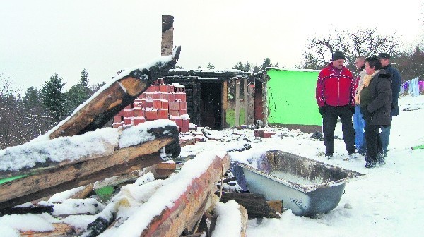 Z domu państwa Śliwów został jeden nadpalony pokój i przedsionek. Na zdjęciu sąsiedzi, którzy przyszli po ocalałe rzeczy