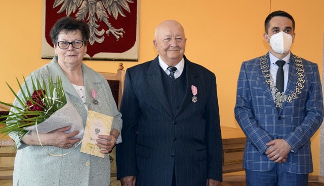 Państwo Anna i Mikołaj Nachmanowie odebrali w Urzędzie Gminy w Rzeczenicy medale za długoletnie pożycie małżeńskie