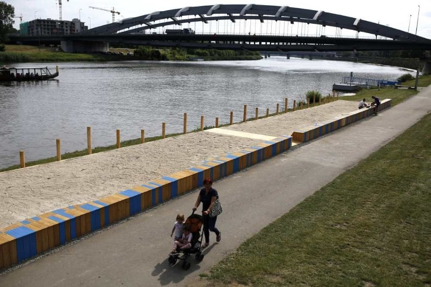 Kraków. Rusza plaża nad Wisłą z piaskiem, leżakami, pawilonem i kinem [ZDJĘCIA, WIDEO]