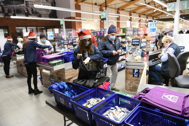 Przed świętami kupujemy i gotujemy więcej niż zwykle. Dobrze jest więc szukać produktów w promocji. Gdzie zrobić zakupy na święta Bożego Narodzenia? Gdzie czekają na nas największe obniżki? Zebraliśmy dla Was w jednym miejscu najciekawsze promocje z takich sklepów jak Lidl, Biedronka, Aldi, Auchan czy Kaufland. Taniej kupicie m.in. owoce, mięso czy słodycze. Warto już teraz zrobić zapasy na święta Bożego Narodzenia. 


ZOBACZ PROMOCJE NA KOLEJNYCH SLAJDACH >>>