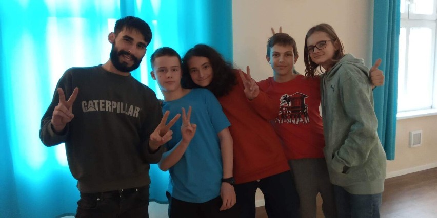 Młodzież z Kaźmierza stawia na języki obce! W szkole gościli nawet native spikerzy z USA!