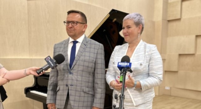 Poseł Marek Matuszewski i dyrektor Państwowej Szkoły Muzycznej w Zgierzu Sylwia Wach Walkiewicz.