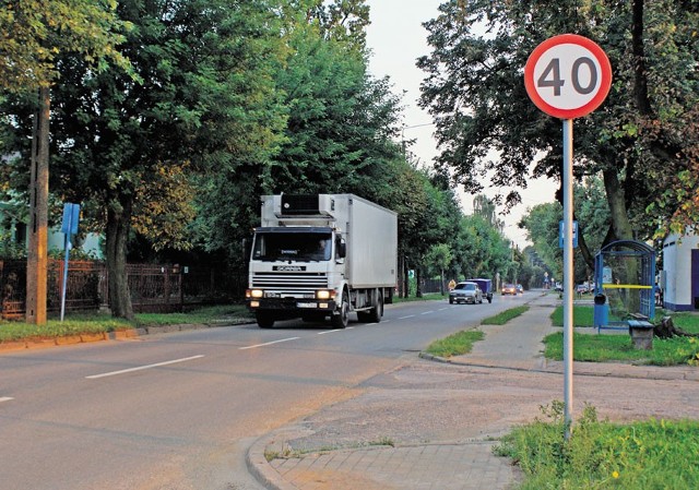 Mieszkańcy skarżą się, że przejeżdżające ulicą pojazdy ciężarowe nie pozwalają im normalnie żyć