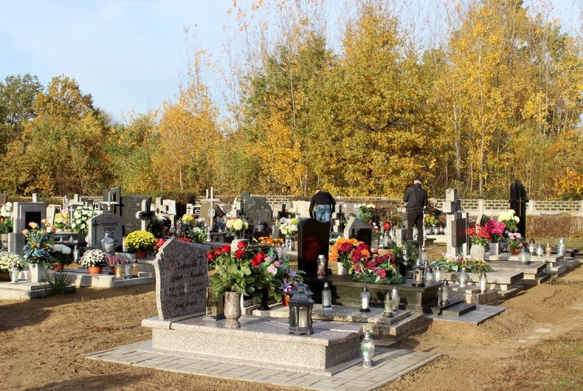 1 listopada na zbąszyńskim cmentarzu komunalnym
