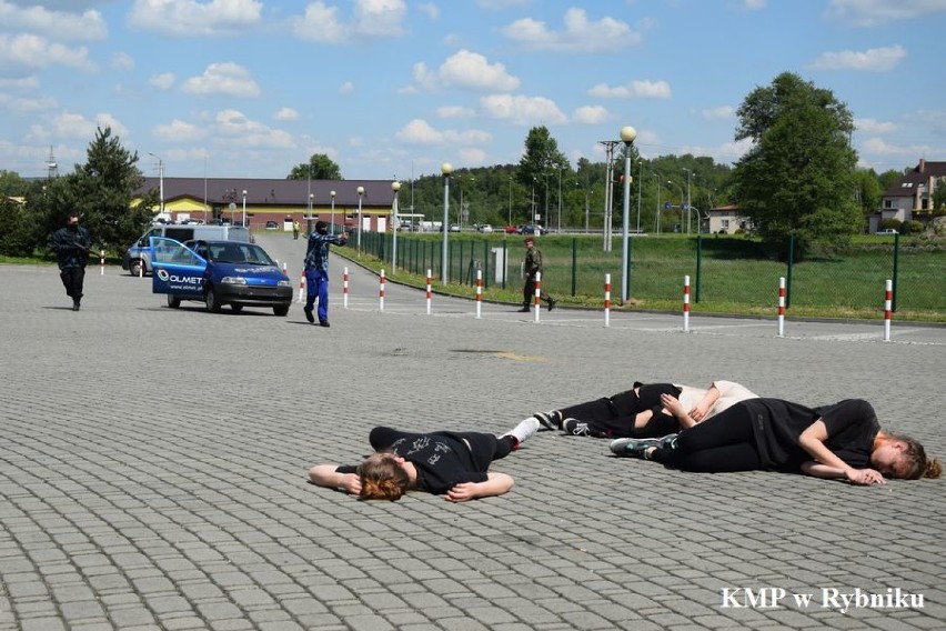 Policjanci ćwiczyli w szkole w Świerklanach