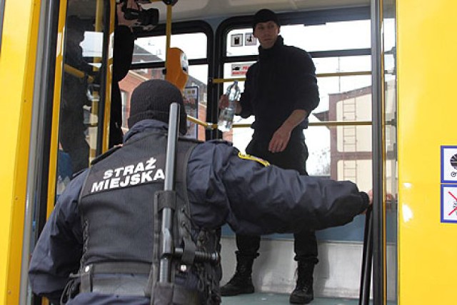 W tym celu w pojazdach MZK zostały wyeksponowane plakaty zachęcające mieszkańców Torunia do reagowania w sytuacji zagrożenia.

W każdym autobusie, tramwaju zostały wywieszone plakaty przedstawiające numer sms do dyżurnego Straży Miejskiej.

Z numeru będą mogli korzystać między innymi pasażerowie, którzy w trakcie jazdy miejskim środkiem komunikacji zauważą, że jest w nim naruszane prawo.