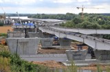 Pracowicie na budowie nowego mostu w Toruniu