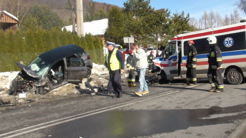 Wypadek karetki w Gruszowcu pod Mszaną. Jedna osoba ranna
