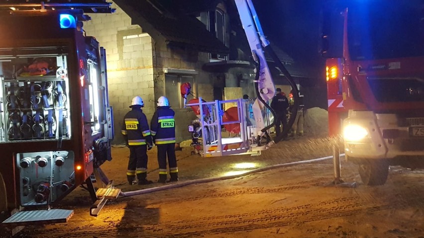 Pożar domu w Szczecinku. Paliło się na Świątkach [nowe fakty, zdjęcia]